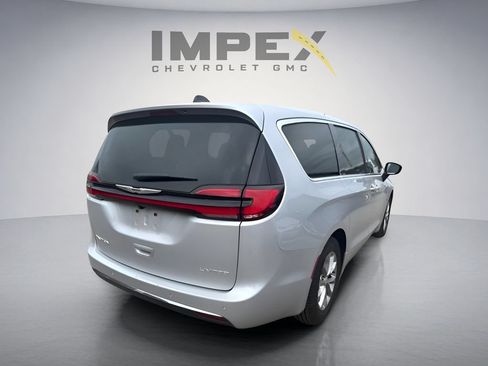 Used 2026 Chrysler Pacifica Limited FWD image 4