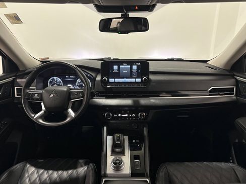 Used 2023 Mitsubishi Outlander SEL image 2