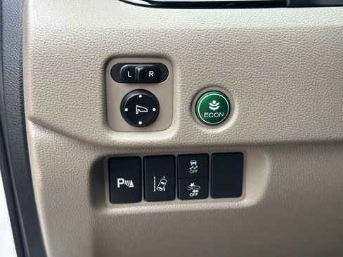 Used 2016 Honda Pilot Touring image 25