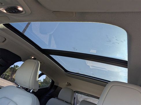 Used 2019 Volvo XC40 T5 Momentum image 19