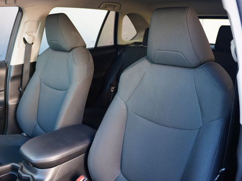 Used 2021 Toyota RAV4 LE image 10