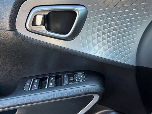 Used 2025 Kia Soul LX w/ LX Technology Package FWD image 18