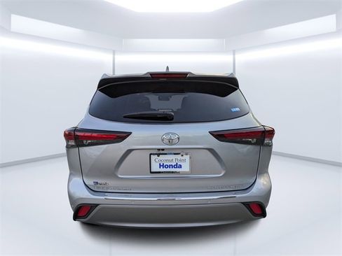 Used 2024 Toyota Highlander Platinum image 4