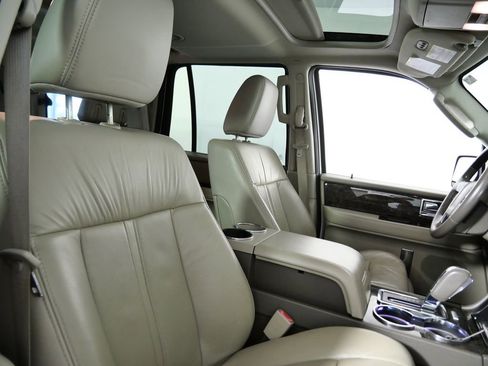 Used 2016 Lincoln Navigator Select AWD/4WD image 12
