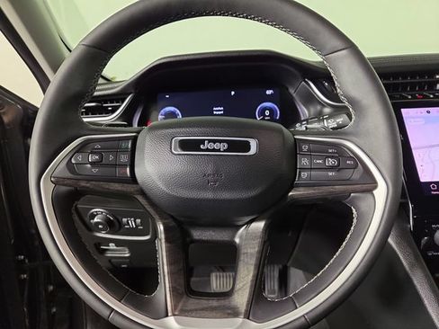 Used 2023 Jeep Grand Cherokee Limited w/ Luxury Tech Group II AWD/4WD image 23