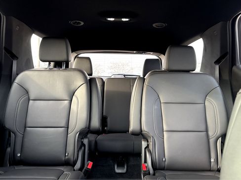 Used 2023 Chevrolet Traverse LT image 6