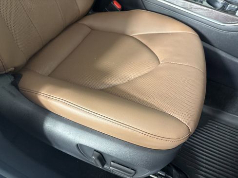 Used 2025 Toyota Highlander XLE image 32