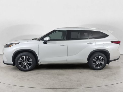 Used 2022 Toyota Highlander XLE AWD/4WD image 8