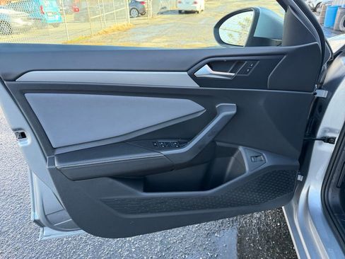 Used 2025 Volkswagen Jetta SE image 17