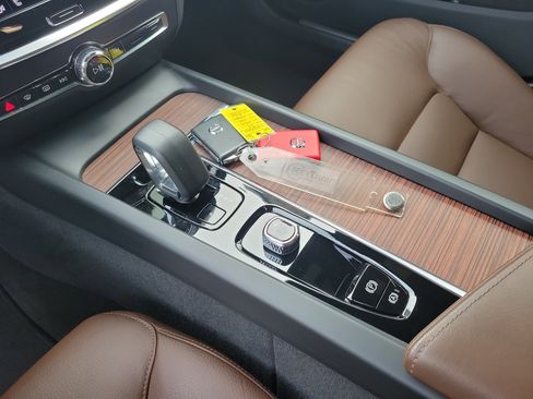 Used 2023 Volvo V60 B5 Cross Country Plus image 8