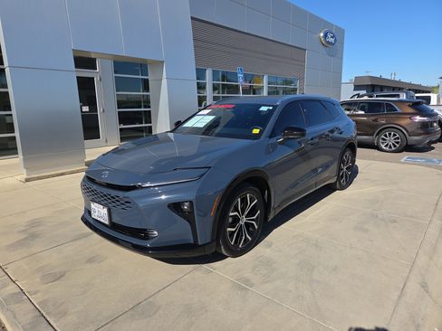 Used 2025 Toyota Crown Signia image 1