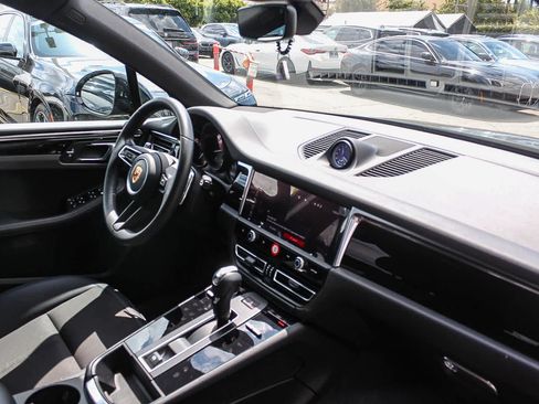 Used 2023 Porsche Macan AWD/4WD image 16