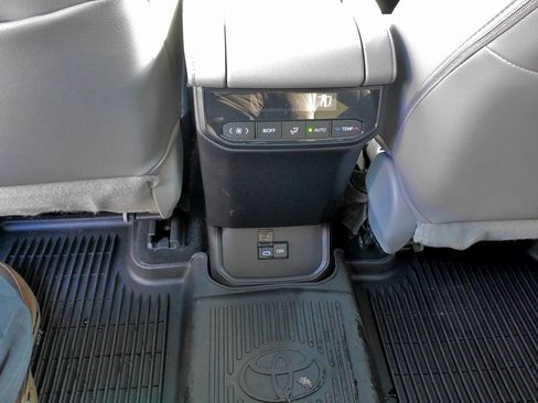 Used 2022 Toyota Highlander XLE image 20