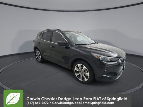 Used 2024 Ford Escape Platinum w/ Premium Technology Package image 2