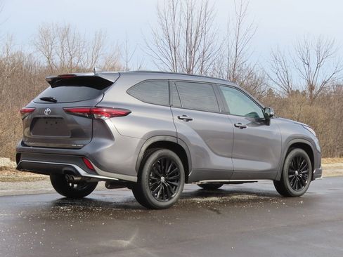 Used 2024 Toyota Highlander XSE image 3