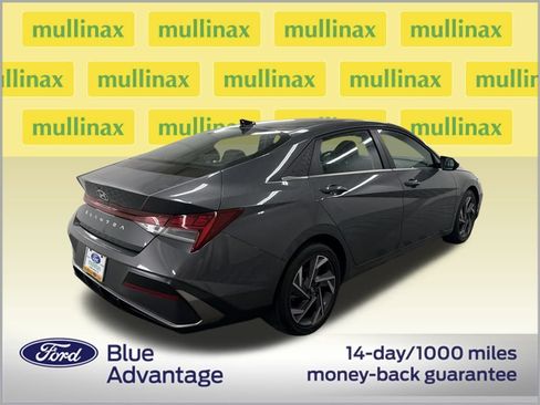 Used 2025 Hyundai Elantra SEL image 3