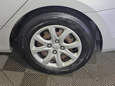 Used 2012 Hyundai Accent GLS FWD image 16