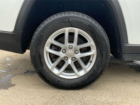 Used 2023 Jeep Grand Cherokee L Laredo w/ Luxury Tech Group I image 28