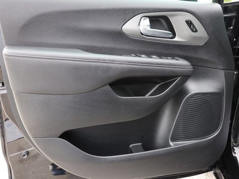 Used 2025 Chrysler Pacifica Select FWD image 12