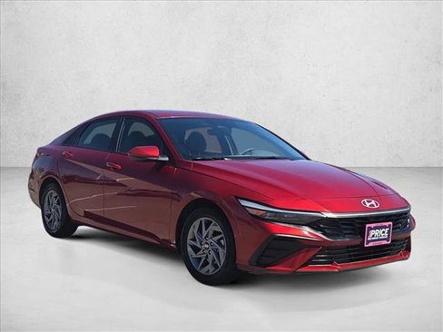 Used 2024 Hyundai Elantra SEL FWD image 3