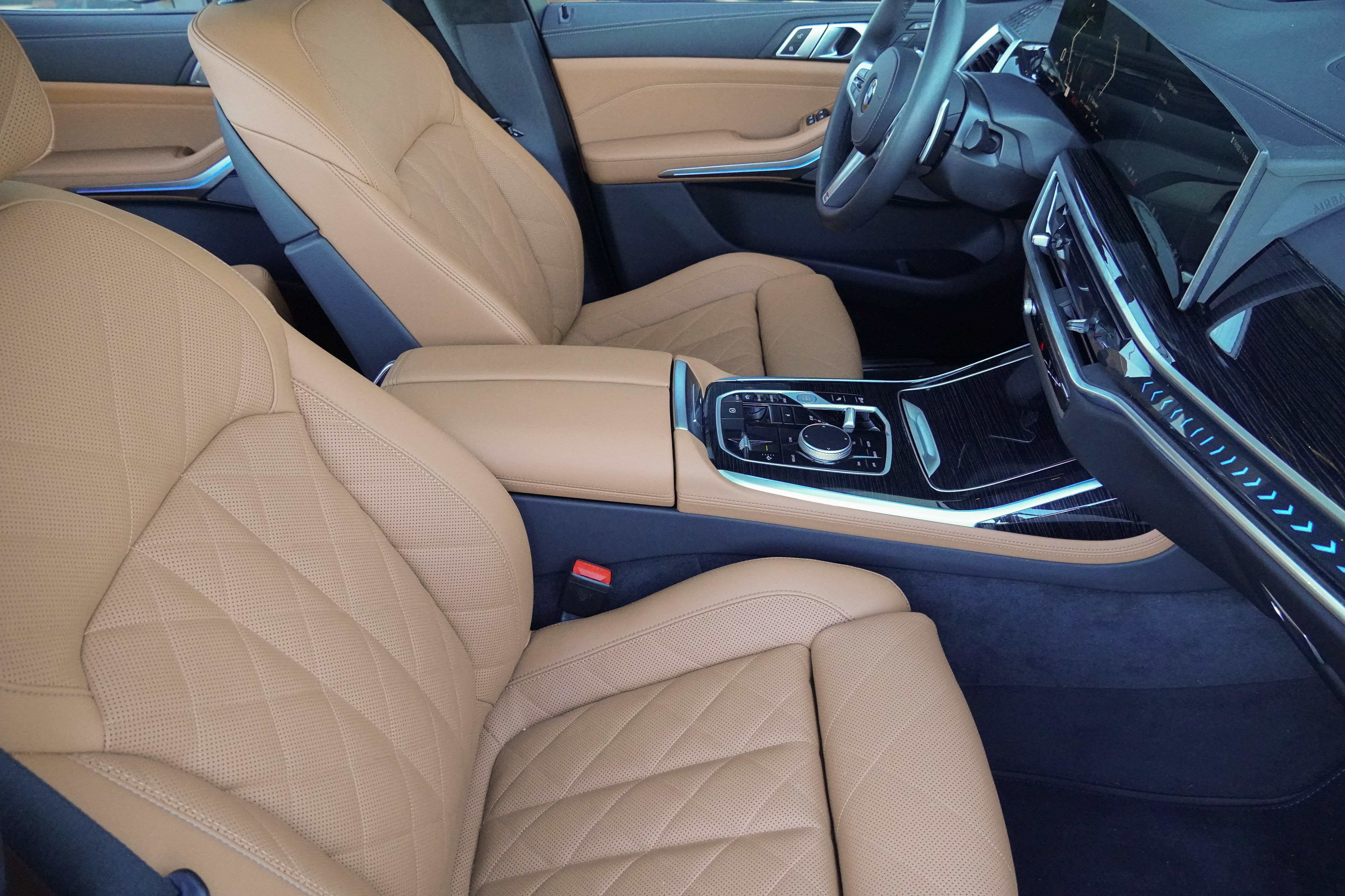 Certified 2026 BMW X7 xDrive40i w/ M Sport Package AWD/4WD image 13