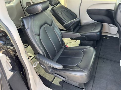 Used 2024 Chrysler Pacifica Touring-L image 15