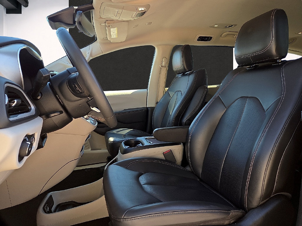 Used 2023 Chrysler Pacifica Touring-L FWD image 13