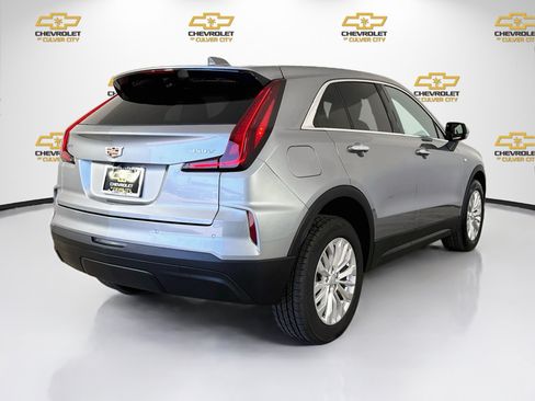 Used 2024 Cadillac XT4 Luxury w/ Cold Weather Package FWD image 8