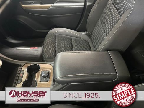 Used 2022 GMC Acadia SLE w/ LPO, Floor Liner Package AWD/4WD image 28