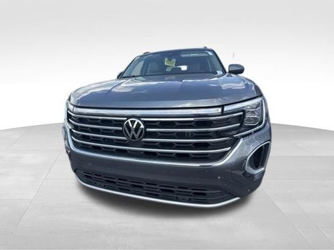 Used 2024 Volkswagen Atlas SE w/ Black Wheel Package FWD image 10