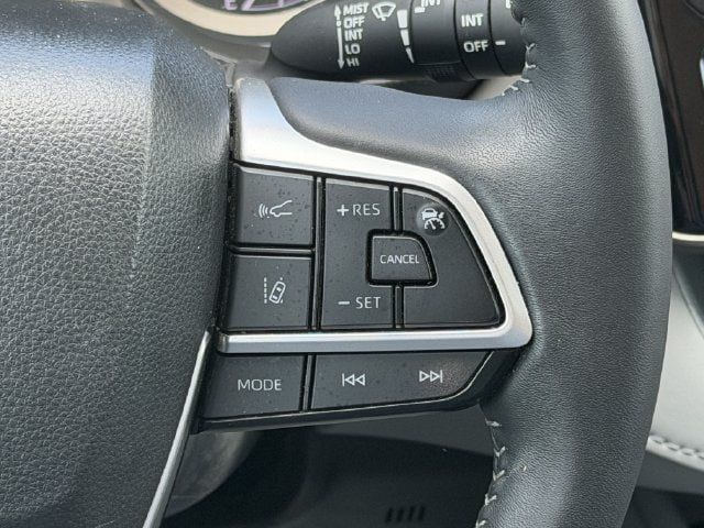 Used 2025 Toyota Highlander LE FWD image 13
