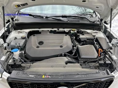 Certified 2024 Volvo XC40 B5 Plus w/ Climate Package image 13