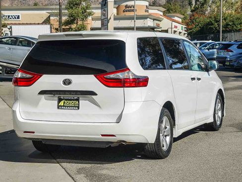 Used 2020 Toyota Sienna L image 4