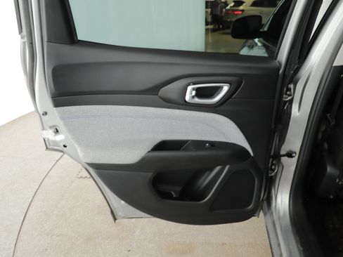 Used 2022 Jeep Compass Latitude FWD image 9