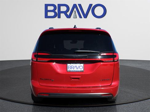 Used 2025 Chrysler Pacifica Limited image 6