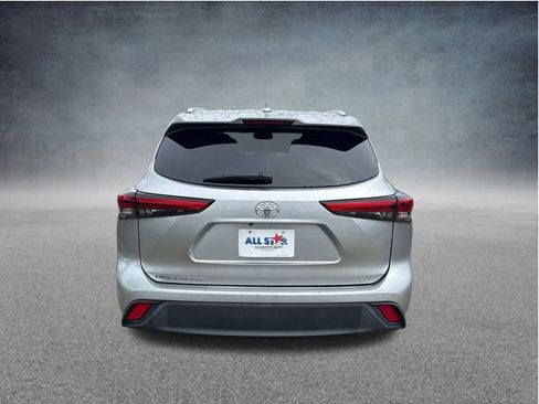Used 2022 Toyota Highlander XLE FWD image 9