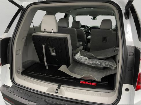 Used 2023 GMC Acadia SLT w/ Preferred Package image 6
