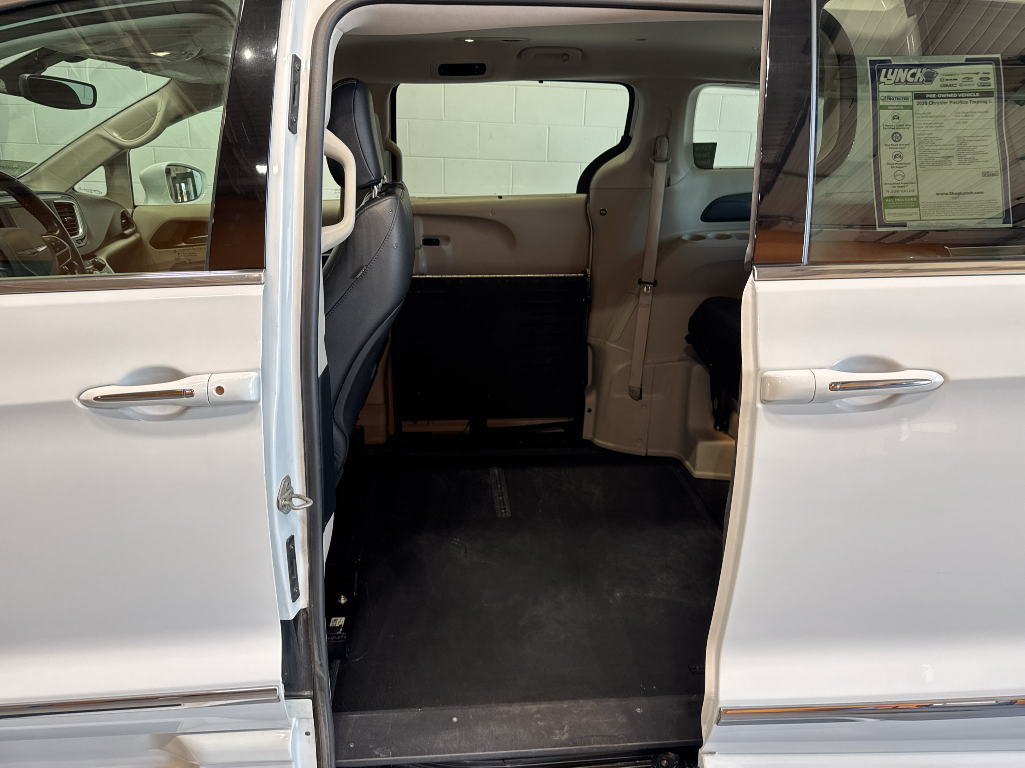 Used 2020 Chrysler Pacifica Touring-L FWD image 10