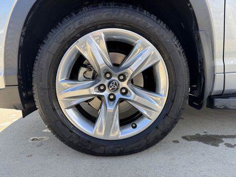 Used 2017 Toyota Highlander Limited image 4