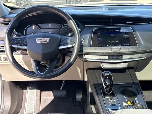 Used 2023 Cadillac XT4 Luxury w/ Cold Weather Package FWD image 7
