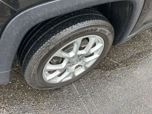 Used 2023 Jeep Compass Latitude image 17