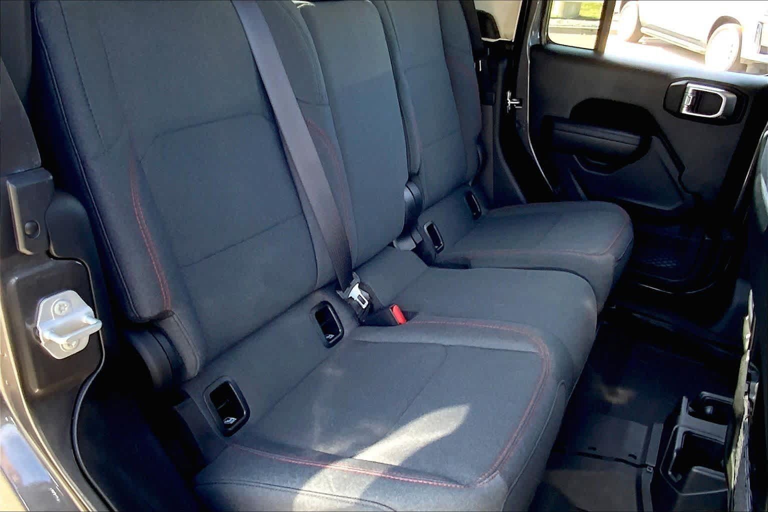 Used 2025 Jeep Gladiator Rubicon w/ Convenience Group AWD/4WD image 18