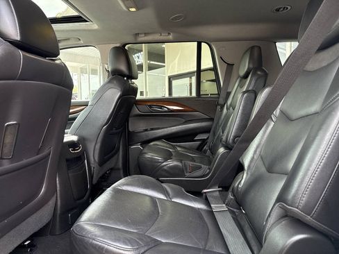 Used 2018 Cadillac Escalade Luxury AWD/4WD image 23