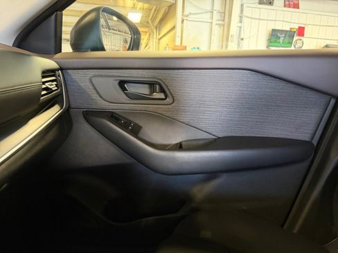 Used 2023 Nissan Rogue S AWD/4WD image 35