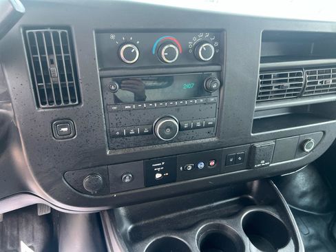 Used 2019 Chevrolet Express 2500 RWD image 17