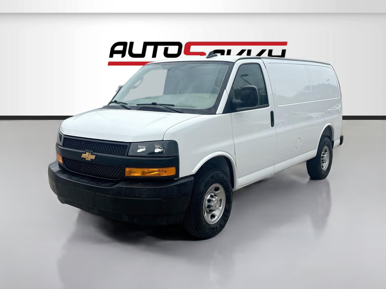 Used 2025 Chevrolet Express 2500 w/ Driver Convenience Package RWD image 3