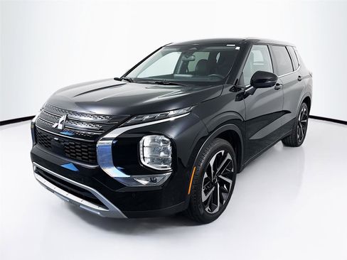 Used 2024 Mitsubishi Outlander SE image 3