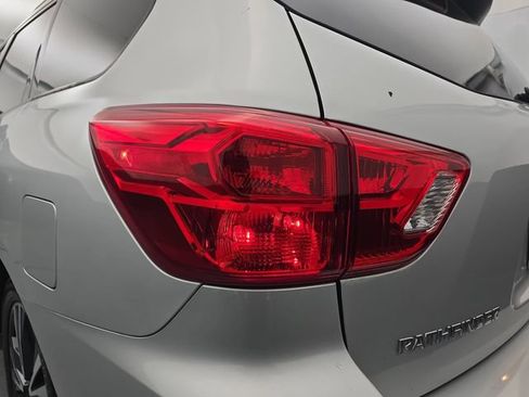 Used 2020 Nissan Pathfinder Platinum FWD image 18