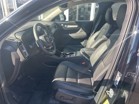 Certified 2025 Volvo XC40 B5 Core image 16