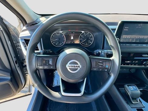 Used 2021 Nissan Rogue SV image 11